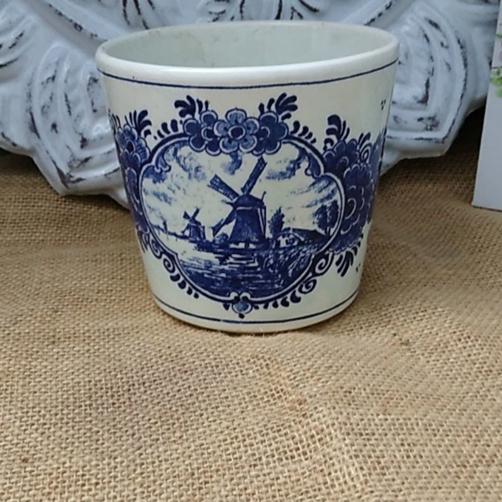 En. Flower pot, deft blown, hand painted, made in Holland.